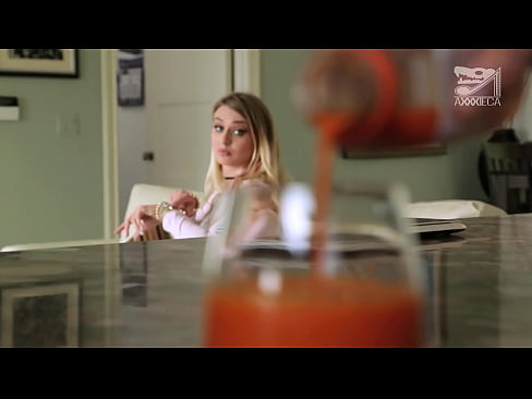 ❤️ Ngoanana ea chesang ea nang le matsoele a maholo le pussy e thata o fumana mokoko ho tloha motho ea lahlehileng, empa o thata haholo Video ea bootsoa ❌