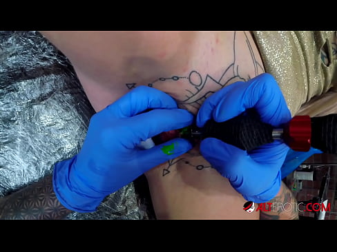❤️ Sully Savage ea nang le li-tattoo tse chesang haholo o ile a fumana tattoo clitoris ea hae Video ea bootsoa ❌
